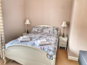 Central, 2 bed Town House with free parking by Lains Lettings